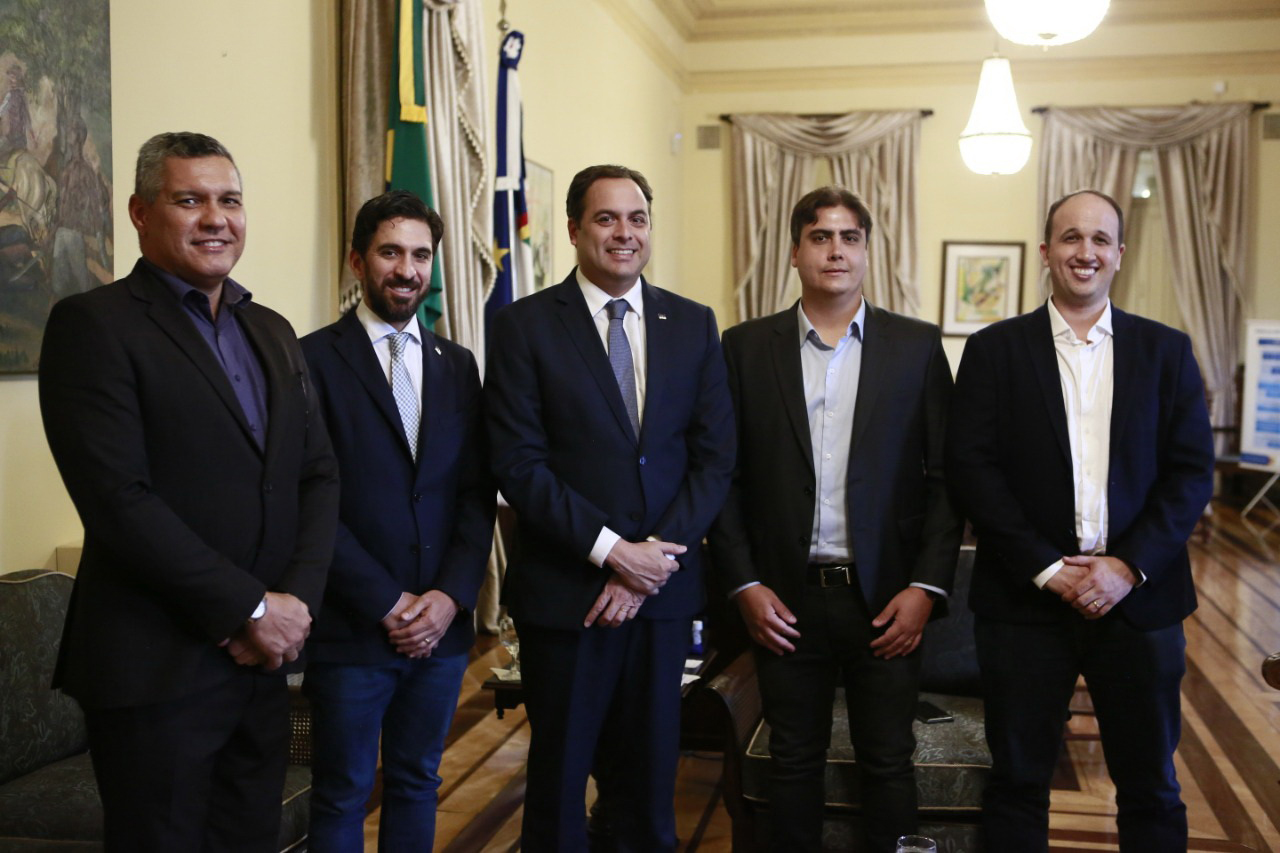 Roberto Abreu e Lima presidente da Ad Diper, Bruno Schwambach, secretario de desenvolvimento economico, Paulo camara, governador de Pernambuco, Daniel Costa, CEO da rede novo e Victor Bretas, diretor comercial da Rede Novo. Foto: Heudes Regis/SEI/Divulgacao/ Roberto Abreu e Lima presidente da Ad Diper, Bruno Schwambach, secretario de desenvolvimento economico, Paulo camara, governador de Pernambuco, Daniel Costa, CEO da rede novo e Victor Bretas, diretor comercial da Rede Novo. Foto: Heudes Regis/SEI/Divulgacao/