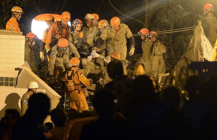 Equipes que atuam na busca e resgate de pessoas após o desabamento dos dois prédios na comunidade da Muzema. (Foto: Fernando Frazão/Agência Brasil)/Equipes que atuam na busca e resgate de pessoas após o desabamento dos dois prédios na comunidade da Muzema. (Foto: Fernando Frazão/Agência Brasil) Equipes que atuam na busca e resgate de pessoas após o desabamento dos dois prédios na comunidade da Muzema. (Foto: Fernando Frazão/Agência Brasil)/Equipes que atuam na busca e resgate de pessoas após o desabamento dos dois prédios na comunidade da Muzema. (Foto: Fernando Frazão/Agência Brasil)