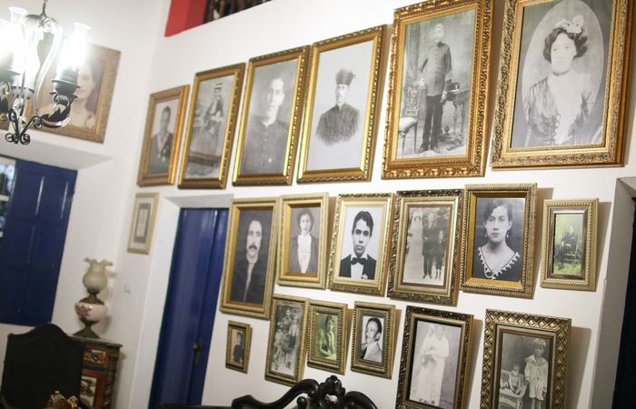 Mural de fotos no salão da Casa Grande das Almas. Foto: Chico Andrade/SeturPE