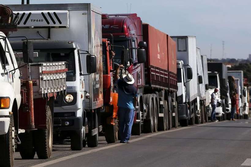 Caminhoneiros fazem protesto contra a alta no preço dos combustíveis na BR-040, próximo a Brasília. Foto: Marcelo Camargo/Agência Brasil/ Caminhoneiros fazem protesto contra a alta no preço dos combustíveis na BR-040, próximo a Brasília. Foto: Marcelo Camargo/Agência Brasil/