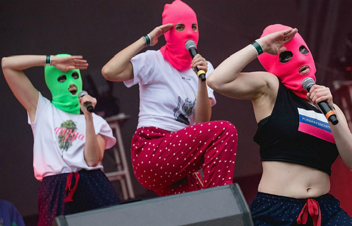 Popularidade do grupo veio pela essa coragem de usar a arte para lutar por direitos de mulheres e de LGBTs na Rússia. Foto: Rick Kern/WireImage/