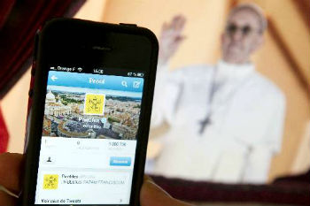 Twitter do papa Francisco tem versões em vários idiomas. Foto: Lionel Bonaventure/AFP.
