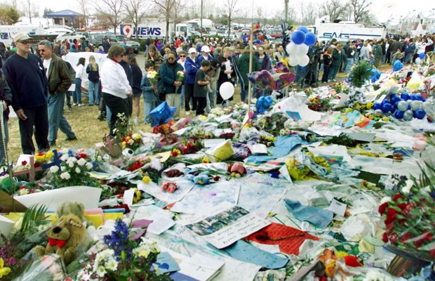 Memorial para as vítimas do massacre, em 199. Foto: Mark Leffingwell/AFP/