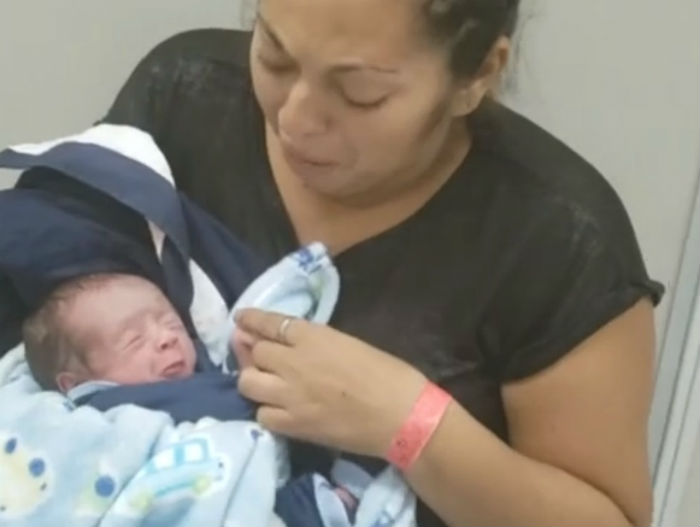 Gabriel Luciano voltou aos braços da mãe na noite desse domingo. Imagem: Polícia Civil de Pernambuco/Reprodução.