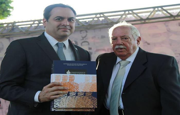 Fernando esteve com o governador Paulo Câmara para entregar relatório da Comissão da Verdade em 2017 (Foto: Reprodução / Governo de PE)