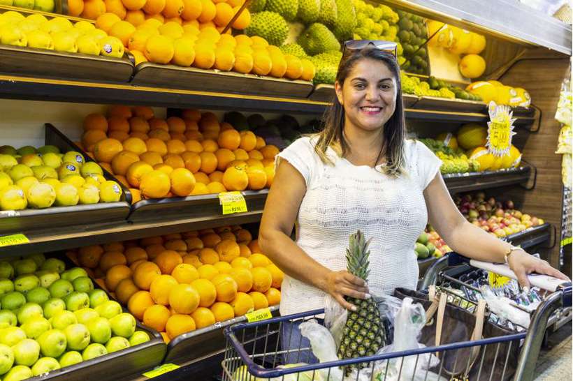 Simone Melo é dona de bufê e diz que está difícil balancear os preços que encontra nas prateleiras com o serviço que oferece. Foto: Vinicius Cardoso Vieira/CB/D.A Press/ Simone Melo é dona de bufê e diz que está difícil balancear os preços que encontra nas prateleiras com o serviço que oferece. Foto: Vinicius Cardoso Vieira/CB/D.A Press/