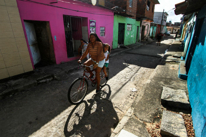 Aleide sofreu preconceito ao parar ao lado de um carro onde a passageira fechou o vidro por medo de assalto. Foto: Peu Ricardo/Diario/