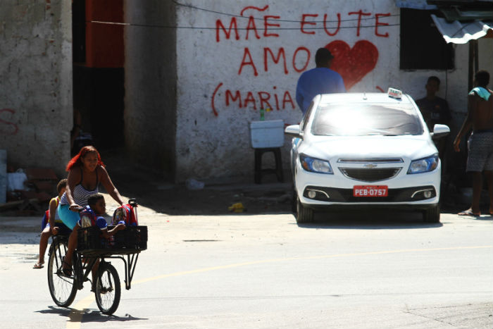 Filho de Flaviana, moradora da Ilha Joana Bezerra, já caiu da bicicleta a caminho da creche. Foto: Peu Ricardo/Diario