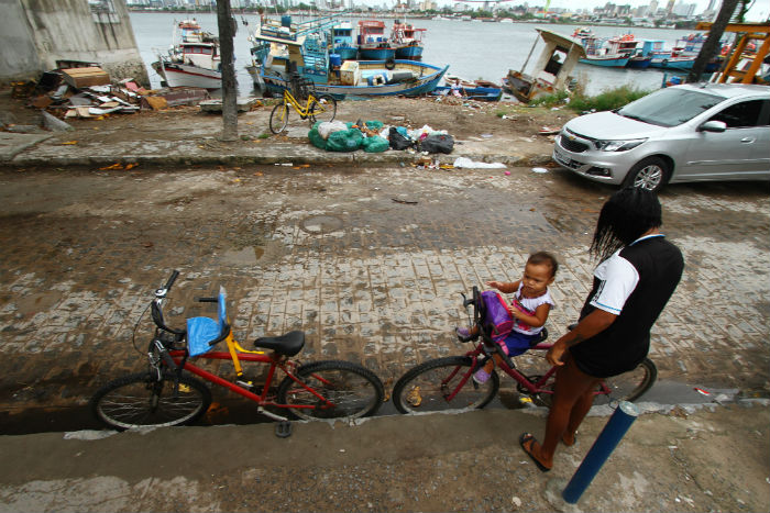 Camila leva duas filhas pequenas na bicicleta para a escola, mas transporte já está velho. Foto: Peu Ricardo