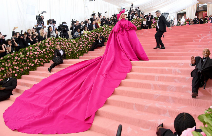 Lady Gaga roubou a cena com um vestido fúcsia de cauda quilométrica. Foto: Jamie McCarthy/AFP/ Lady Gaga roubou a cena com um vestido fúcsia de cauda quilométrica. Foto: Jamie McCarthy/AFP/