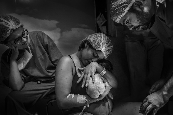 Doula foi determinante para a dentista Hellen Gonçalves vencer o medo durante as 32 horas de parto. Crédito: Deborah Ghelman/ Doula foi determinante para a dentista Hellen Gonçalves vencer o medo durante as 32 horas de parto. Crédito: Deborah Ghelman/