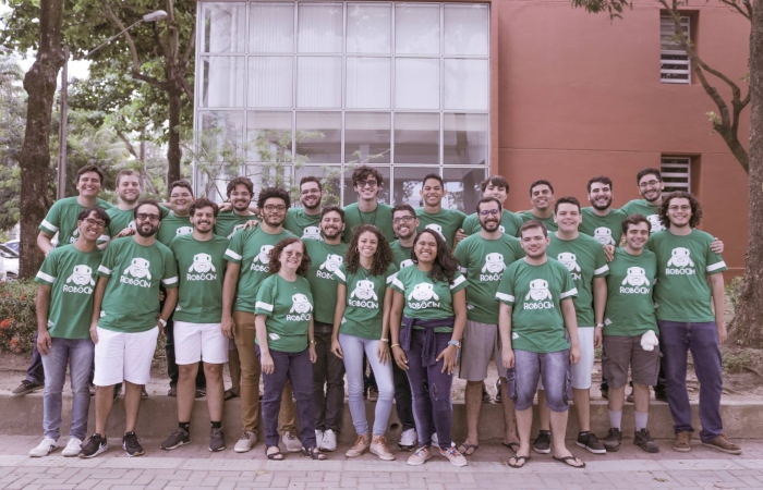 A equipe possui 10 integrantes, mas são necessários no mínimo 6 alunos na RoboCup, para além de competir, aperfeiçoar o projeto.
Foto: Divulgação/RobôCIn./A equipe possui 10 integrantes, mas são necessários no mínimo 6 alunos na RoboCup, para além de competir, aperfeiçoar o projeto.
Foto: Divulgação/RobôCIn. A equipe possui 10 integrantes, mas são necessários no mínimo 6 alunos na RoboCup, para além de competir, aperfeiçoar o projeto.
Foto: Divulgação/RobôCIn./A equipe possui 10 integrantes, mas são necessários no mínimo 6 alunos na RoboCup, para além de competir, aperfeiçoar o projeto.
Foto: Divulgação/RobôCIn.