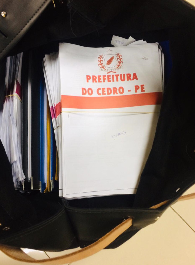 Foram apreendidos documentos oficiais da Prefeitura de Cedro (Foto: Divulgação/PF)