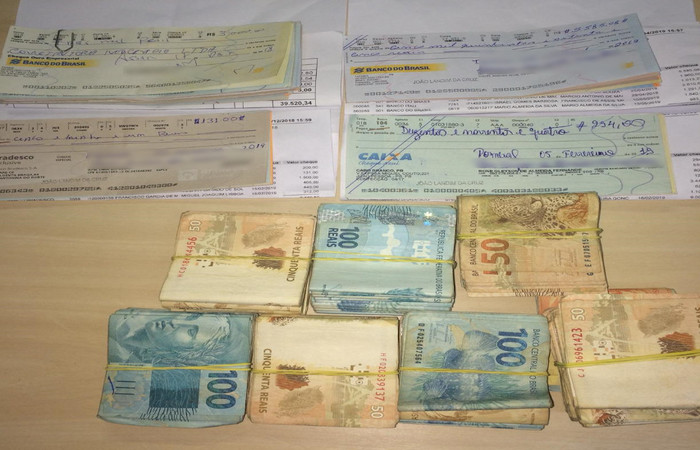 Aproximadamente R$ 45 mil em espécie foram apreendidos na residência do prefeito de Cedro. (Foto: Divulgação/PF)/Aproximadamente R$ 45 mil em espécie foram apreendidos na residência do prefeito de Cedro. (Foto: Divulgação/PF) Aproximadamente R$ 45 mil em espécie foram apreendidos na residência do prefeito de Cedro. (Foto: Divulgação/PF)/Aproximadamente R$ 45 mil em espécie foram apreendidos na residência do prefeito de Cedro. (Foto: Divulgação/PF)