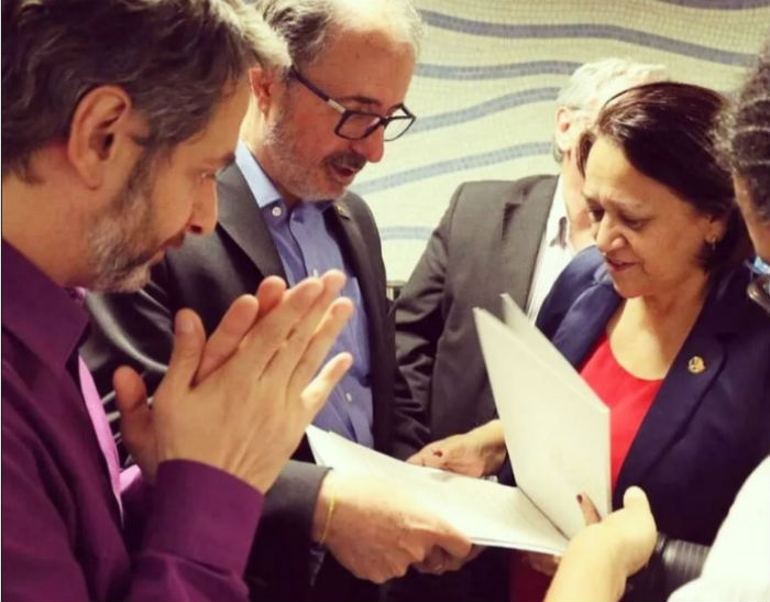 Castilho (no meio) e Volnei Canônica, então diretor do Livro, Leitura, Literatura e Bibliotecas do MinC, entregando o projeto de lei à senadora Fátima Bezerra em maio de 2016 | Assessoria do Gabinete da senadora. Foto: Divulgação/