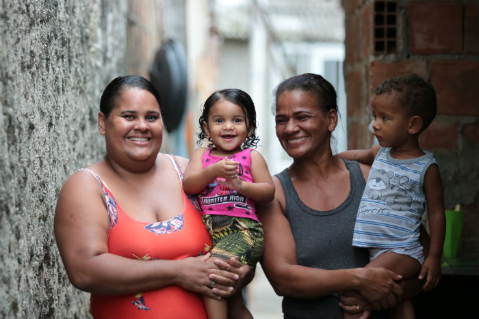 Thialen, mãe de Laura, e Monique, mãe de Luiz, leem histórias para as crianças. Foto: Tarciso Augusto/Esp. DP./ Thialen, mãe de Laura, e Monique, mãe de Luiz, leem histórias para as crianças. Foto: Tarciso Augusto/Esp. DP./