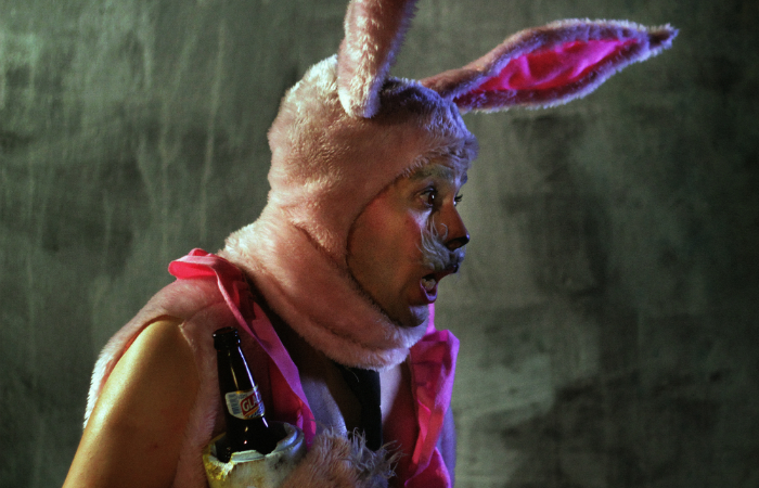 Personagem Coelho é um garçom que reforça tom surrealista da obra/Foto: Alumbramento/Divulgação Personagem Coelho é um garçom que reforça tom surrealista da obra/Foto: Alumbramento/Divulgação