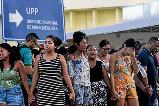 Familiares de presos assassinados na capital amazonense protestaram contra a demora na liberação dos corpos. Foto: Sandro Pereira/AFP/ Familiares de presos assassinados na capital amazonense protestaram contra a demora na liberação dos corpos. Foto: Sandro Pereira/AFP/