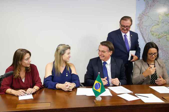Durante a declaração, ele estava acompanhado de duas parlamentares do PSL. Foto: Isac Nóbrega/PR/