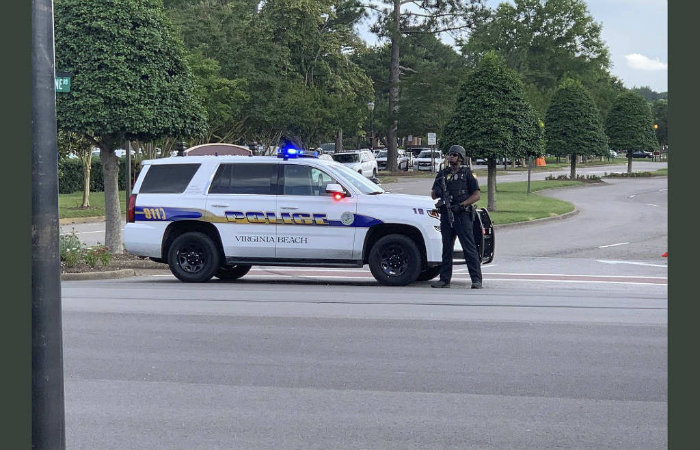 Polícia bloqueia rua nas proximidades de ataque a tiros em Virginia Beach. Foto: Lucretia Cunningham/AFP/ Polícia bloqueia rua nas proximidades de ataque a tiros em Virginia Beach. Foto: Lucretia Cunningham/AFP/