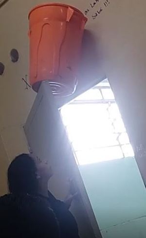 Os alunos também colocaram uma espécie de armadilha na porta. Foto: Reprodução