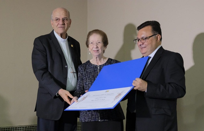 Titulo foi entregue à economista por dom Fernando Saburido e padre Pedro Rubens. 
Foto: Carla Siqueira/Divulgação./Titulo foi entregue à economista por dom Fernando Saburido e padre Pedro Rubens. 
Foto: Carla Siqueira/Divulgação.