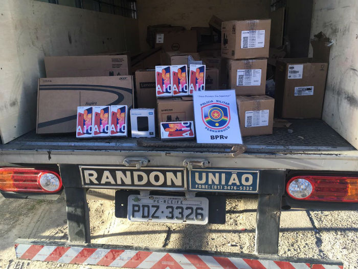 Dentro do caminhão, havia quase 500 produtos, como impressoras, pendrives e notebooks. Foto: Polícia Militar / Divulgação./ Dentro do caminhão, havia quase 500 produtos, como impressoras, pendrives e notebooks. Foto: Polícia Militar / Divulgação./