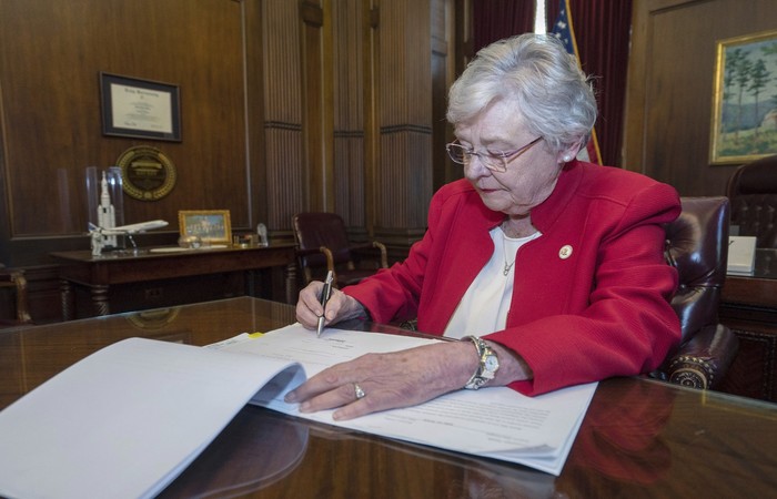 Os detidos devem pagar pelo tratamento, conforme o texto, que deve ser promulgado pela governadora republicana do Estado, Kay Ivey - Foto: Hal Yeager/Alabama Governor's Office/ Os detidos devem pagar pelo tratamento, conforme o texto, que deve ser promulgado pela governadora republicana do Estado, Kay Ivey - Foto: Hal Yeager/Alabama Governor's Office/