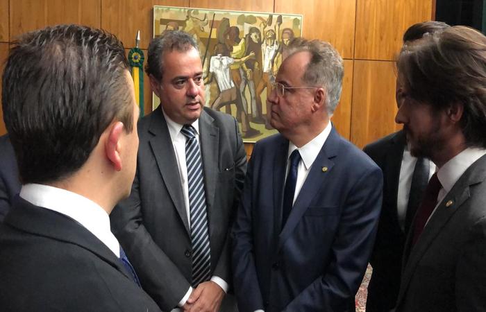 Parlamentares entregam moção ao relator da reforma, deputado Samuel Moreira. Foto: Divulgação/ Parlamentares entregam moção ao relator da reforma, deputado Samuel Moreira. Foto: Divulgação/