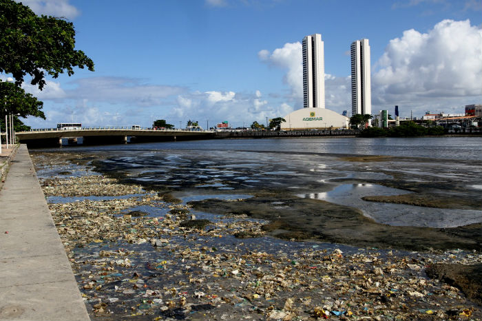 Do Cais da Alfândega, onde está uma das esculturas, é possível observar a poluição do Rio Capibaribe. Foto: Bruna Costa/Esp.DP.