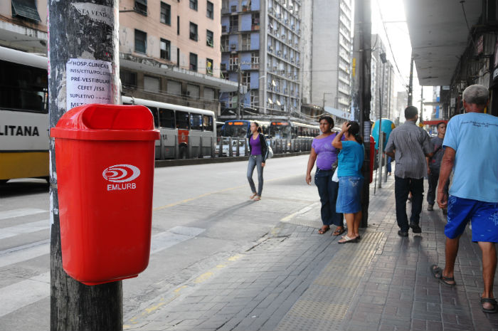 Mais 800 lixeiras serão colocadas em toda a cidade. Foto: Blenda Souto Maior/DP.