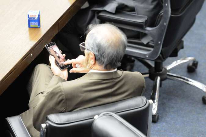 Câmara de Belo Horizonte discutia o plano diretor da capital mineira, mas o Coronel Piccinini (PSB) assistia às imagens pelo celular. Foto: Túlio Santos/Estado de Minas/