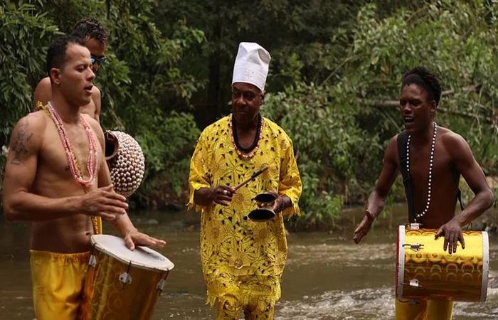 Percussionistas do Afoxé Filhos de Dandalunda. Foto: Samuel Calado/DP