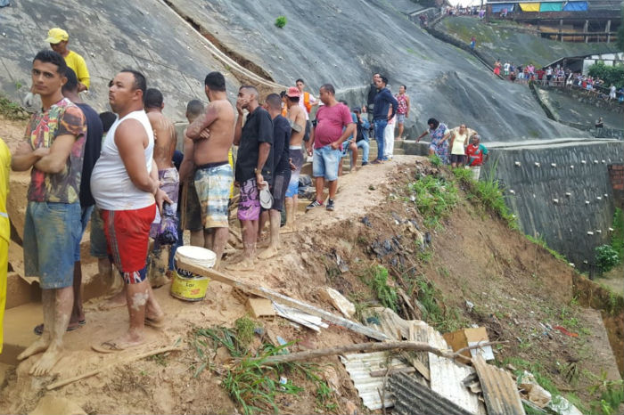 Agentes da Defesa Civil, do Corpo de Bombeiros e voluntários trabalham no local onde um homem morreu e outras ficaram desaparecidas após o deslizamento de uma barreira em Camaragibe. Foto: Bruno Lafaiete/Código19/Agência Estado./