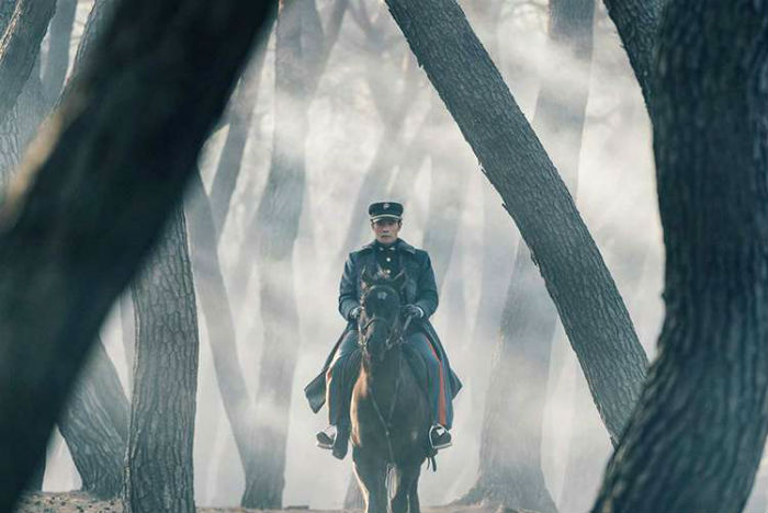 Lee Byung-hun, ator de G.I Joe, estrela a megaprodu&ccedil;&atilde;o Mr Sunshine: um raio de sol. Foto: Netflix/Divulga&ccedil;&atilde;o./
