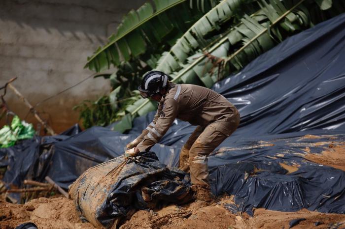 Sete pessoas morreram após deslizamento de barreira em Camaragibe. Foto: Paulo Paiva/DP.