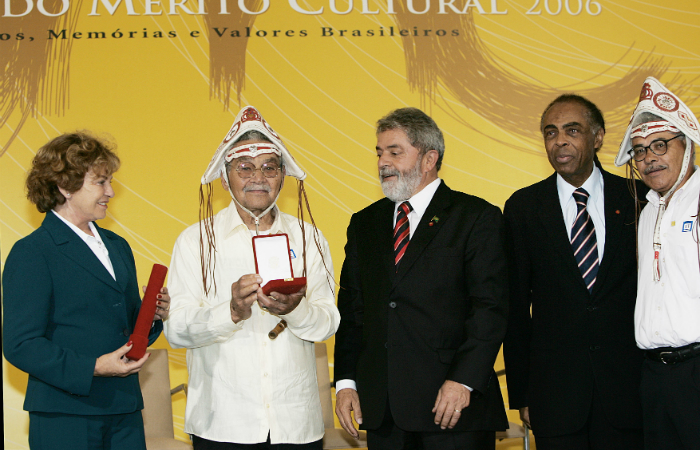 Sebastião Biano recebendo a condecoração de Ordem do Mérito Cultural, em 2006, pelo então presidente Lula