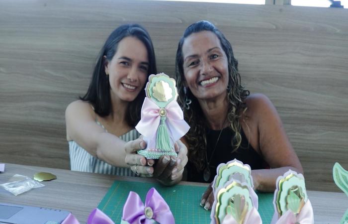 Marcelly e Maria encontraram no papel uma forma de fazer renda. Foto: Samuel Calado/Divulga&ccedil;&atilde;o/