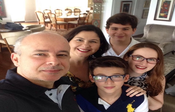  João Campos com sua esposa, Rosana, e os filhos João Pedro, José Henrique e Luiza. Foto: Arquivo Pessoal.