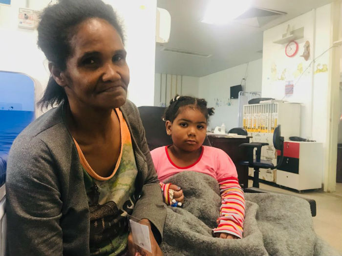 Luisa, 3 anos, sofreu queimadura na perna esquerda ap&oacute;s cair em uma fogueira. Foto: Marcionila Teixeira/DP/