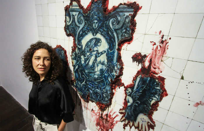 Adriana Varejão ao lado da obra Pele Tatuada à Moda de Azulejaria/Foto: Bruna Costa/DP Adriana Varejão ao lado da obra Pele Tatuada à Moda de Azulejaria/Foto: Bruna Costa/DP