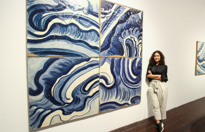 Artista ao lado de obra mais "geométrica". Peça pertence à cantora Marisa Monte