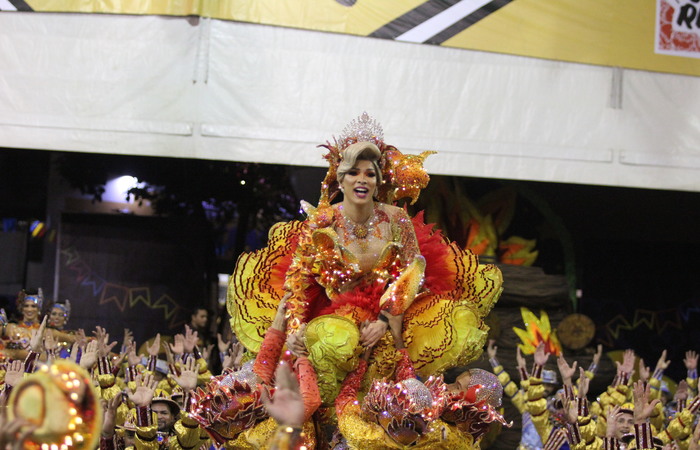 Momento da Rainha no espetáculo. Foto: Samuel Calado/DP