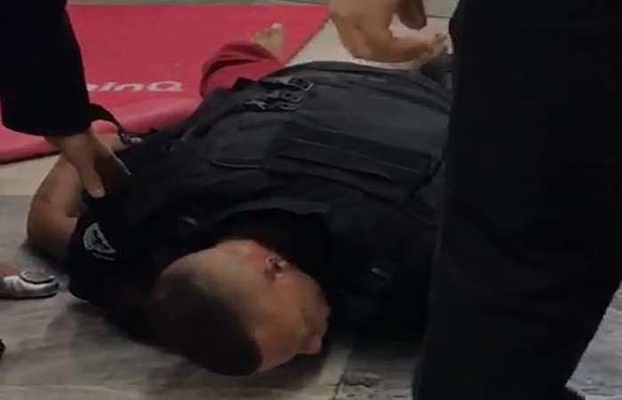 Momento em que o seguran&ccedil;a ficou sobre o homem no supermercado. Foto: Reprodu&ccedil;&atilde;o/Redes sociais/Foto: Reprodu&ccedil;&atilde;o/Redes sociais