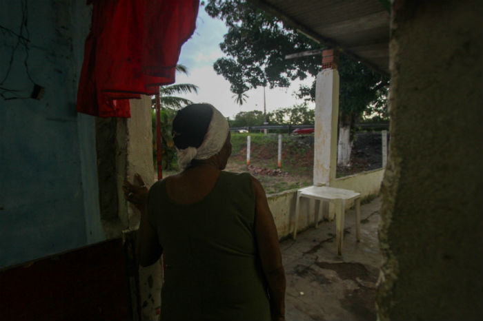 Mãe Maria, proprietária de um terreiro na área, disse que a casa dela apresenta rachaduras em virtude da obra. Foto: Bruna Costa/especial DP