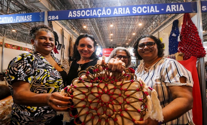 Artesãs da Casa de Maria esperam comercializar 700 peças na feira. Foto: Tarciso Augusto / Esp. Dp foto