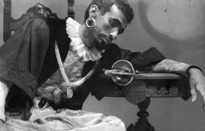 Ator Sebastião Vasconcelos em 1951, durante Otelo, do Teatro do Estudante de Pernambuco. Foto: Acervo Projeto Memórias da Cena Pernambucana/ Ator Sebastião Vasconcelos em 1951, durante Otelo, do Teatro do Estudante de Pernambuco. Foto: Acervo Projeto Memórias da Cena Pernambucana/