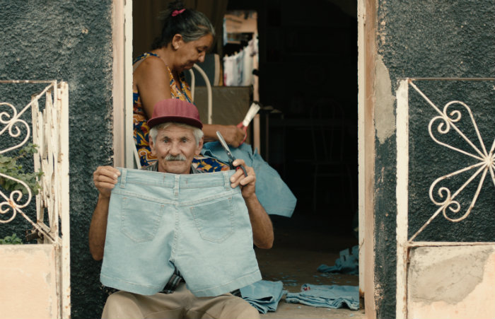 O ritmo incessante das fábricas de jeans engole não só o tempo de vida das pessoas, mas também a antiga economia do meio rural. Foto: Reprodução/