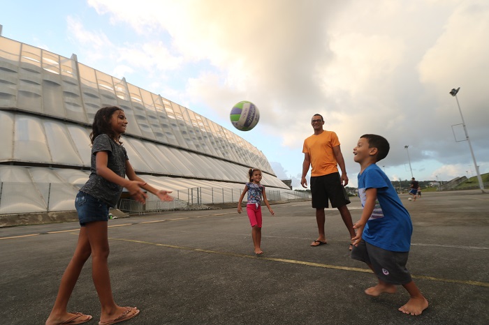 Fábio Avelino usa o entorno do estádio como parque para brincar com os filhos em São Lourenço. Foto: Tarciso Augusto / Esp. DP Foto/ Fábio Avelino usa o entorno do estádio como parque para brincar com os filhos em São Lourenço. Foto: Tarciso Augusto / Esp. DP Foto/