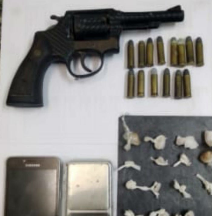Polícia encontrou revólver, crack, munições, balança de precisão e celular. Foto: Polícia Militar / Divulgação./ Polícia encontrou revólver, crack, munições, balança de precisão e celular. Foto: Polícia Militar / Divulgação./